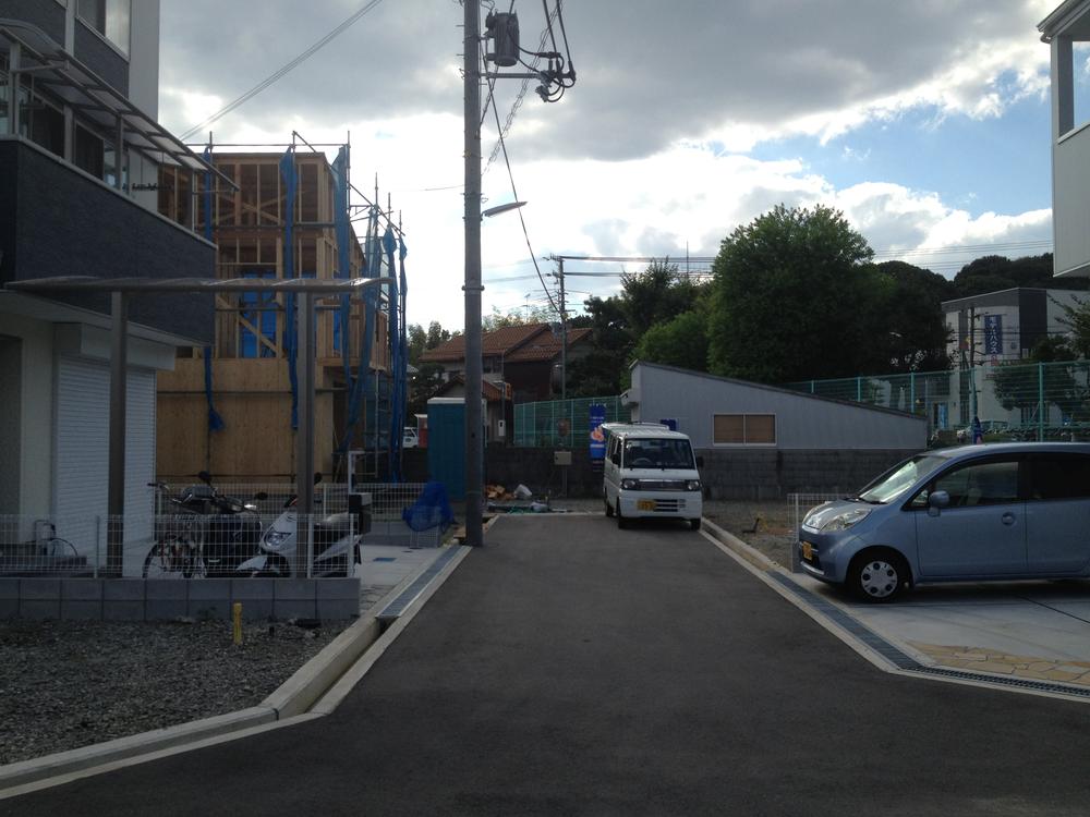 Local photos, including front road. Front road is easier than ever with the garage because there width 4.7m.