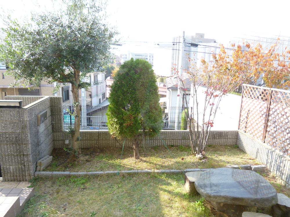 Garden. Living side of the garden (11 May 2013) Shooting