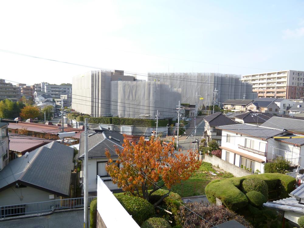 View photos from the dwelling unit. Northwest view from the bedroom (11 May 2013) Shooting