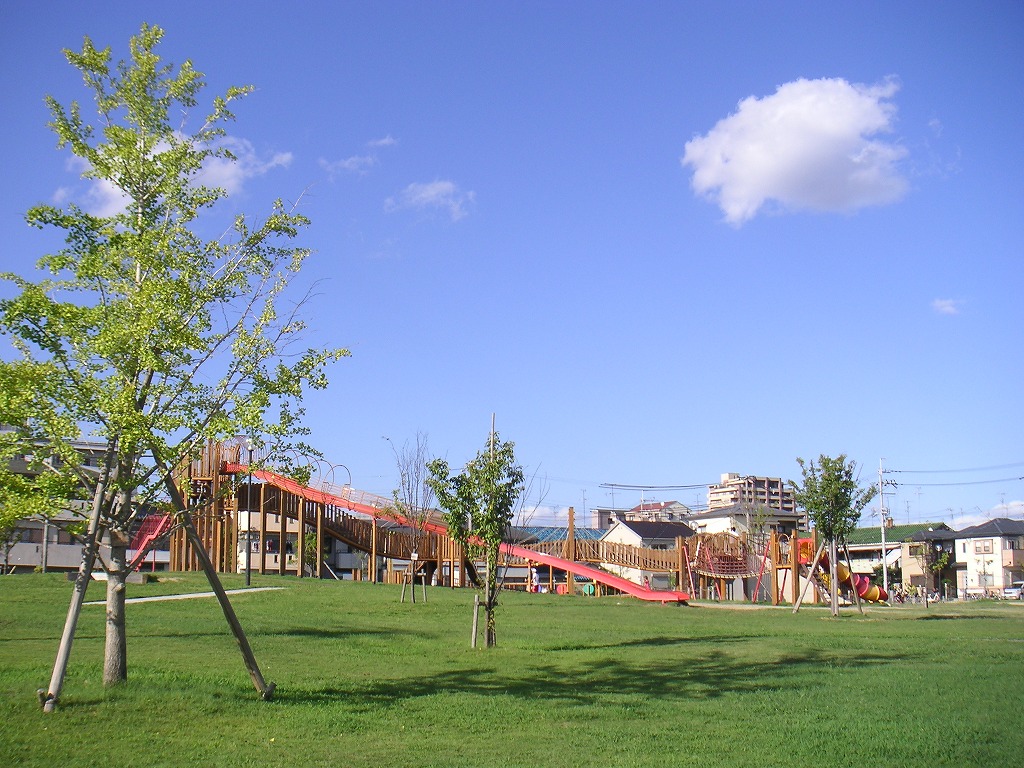 park. Petting 300m to green space  [A 4-minute walk] It was in good condition in the two zones of play equipment Square and green open space in large site, A 4-minute walk of petting green space. Large playground equipment three slide has become in one piece is, Both enjoy popular adult children!