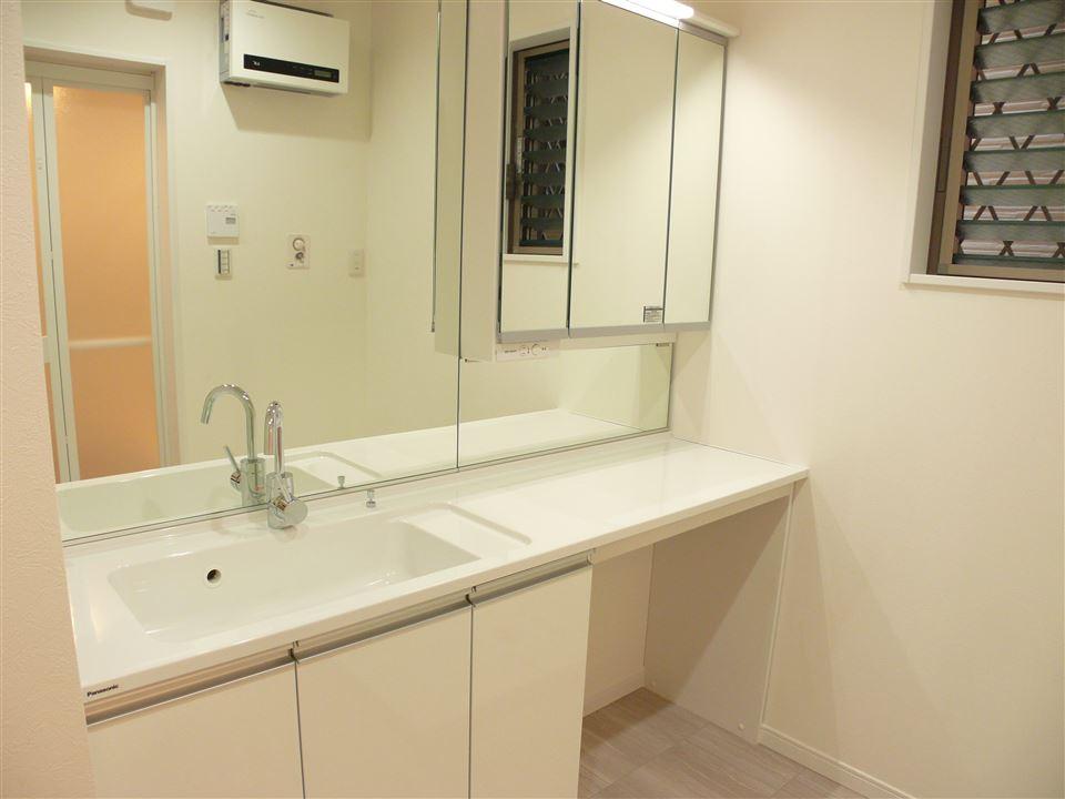 Wash basin, toilet. Spacious washroom, Established a powder corner also very active in the busy morning. Komiawa not is wide be used in multiple. Because in two directions there is a window, Outstanding ventilation force. On the side of the wash basin, Towels and clothing storage space.