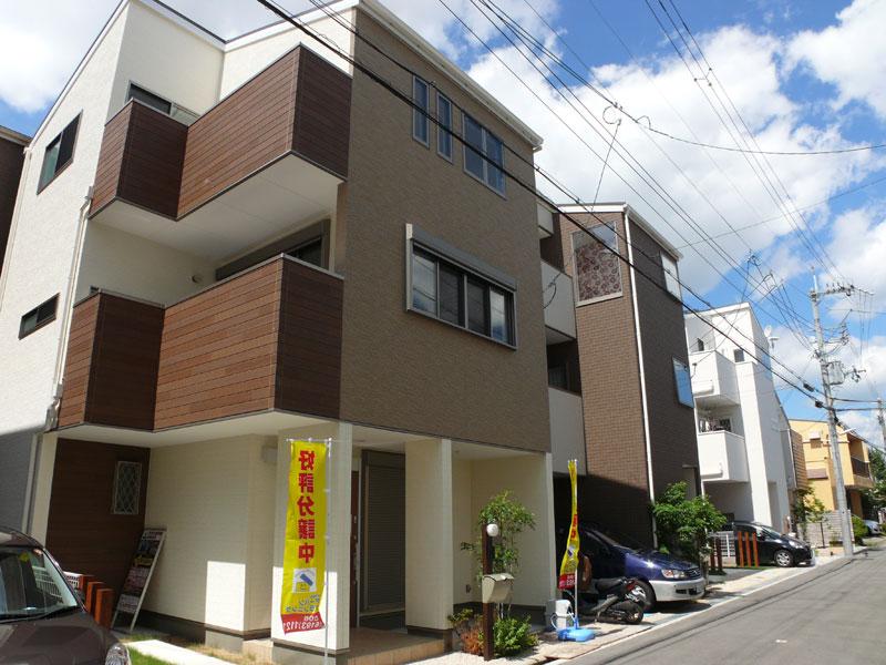 Local photos, including front road. Local neighborhood has many single-family, It is a quiet residential area. Since the building of high-rise is not around, Day is also excellent.
