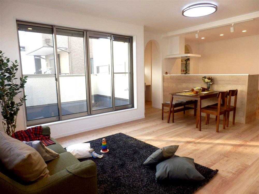 Living. Large windows that spread to one wall is, Lunch will be able to spend bright even without lit electricity. Since there is also a feeling of opening, Living room looks more widely.