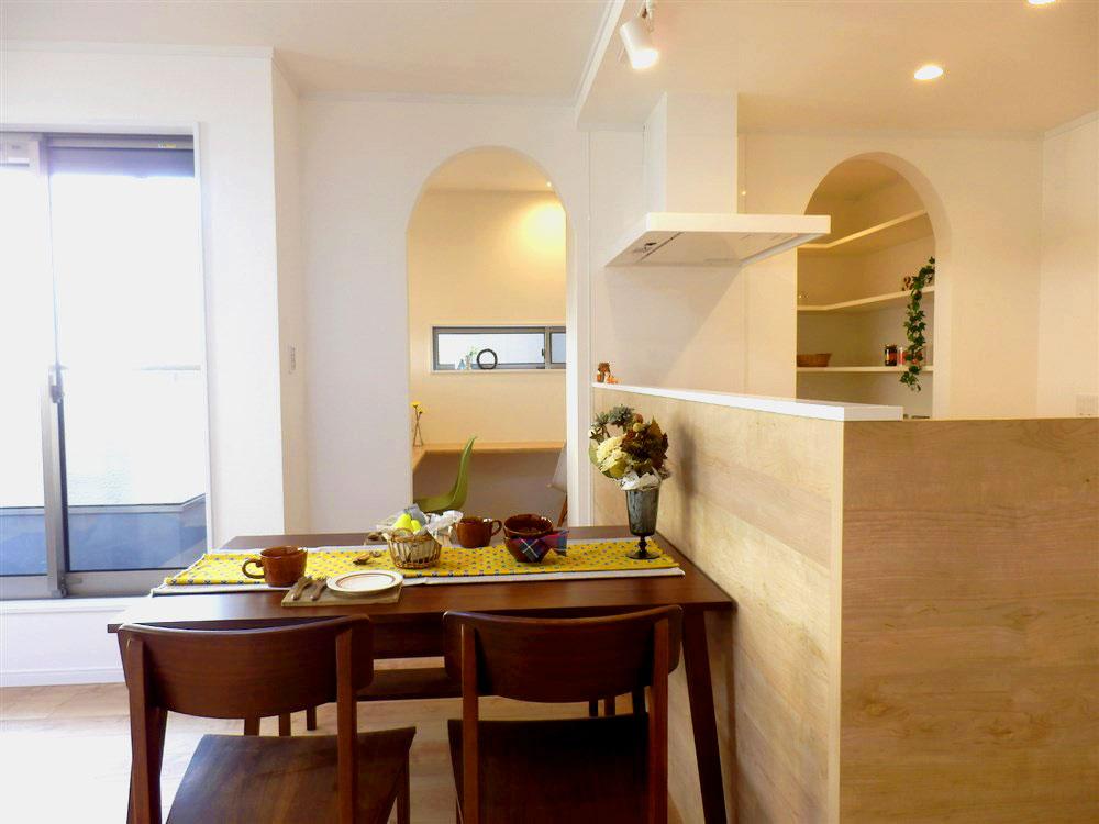 Non-living room. Dining table can be installed adjacent to the kitchen counter. Also serving the busy breakfast, It is also Sui Sui Hakadori likely if this distance cleaning up dinner.