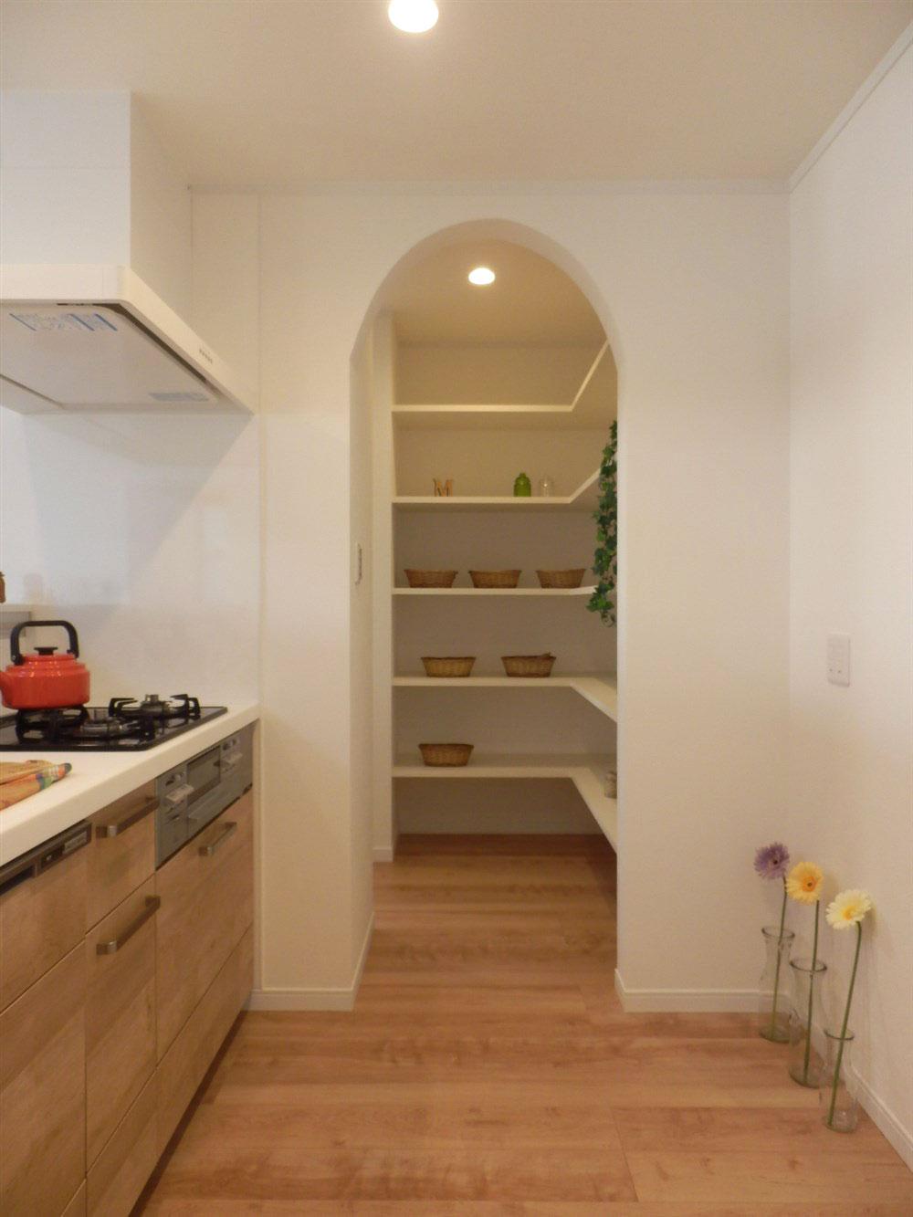 Kitchen. Pantry right next to the kitchen. Up to what you want to keep a little hidden from food, Since the large-capacity You can also stock up with confidence. At the entrance of the arch accent.