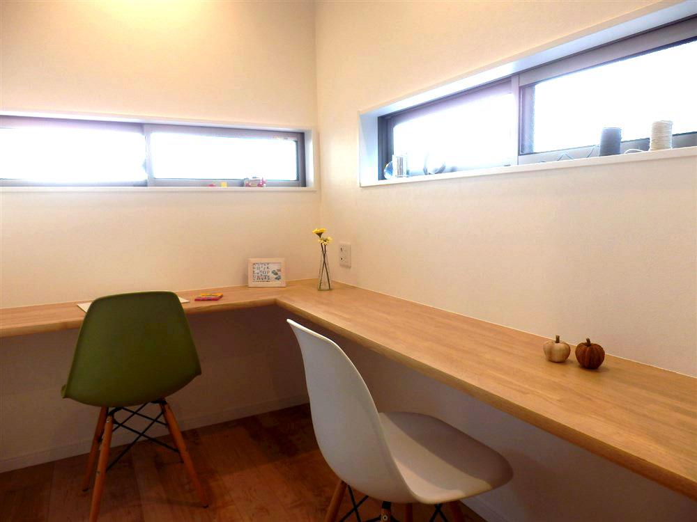 Non-living room. I sit facing the wall, Because there is a window to become accent has become a space with no feeling of pressure. Lighting of course it poured plenty.