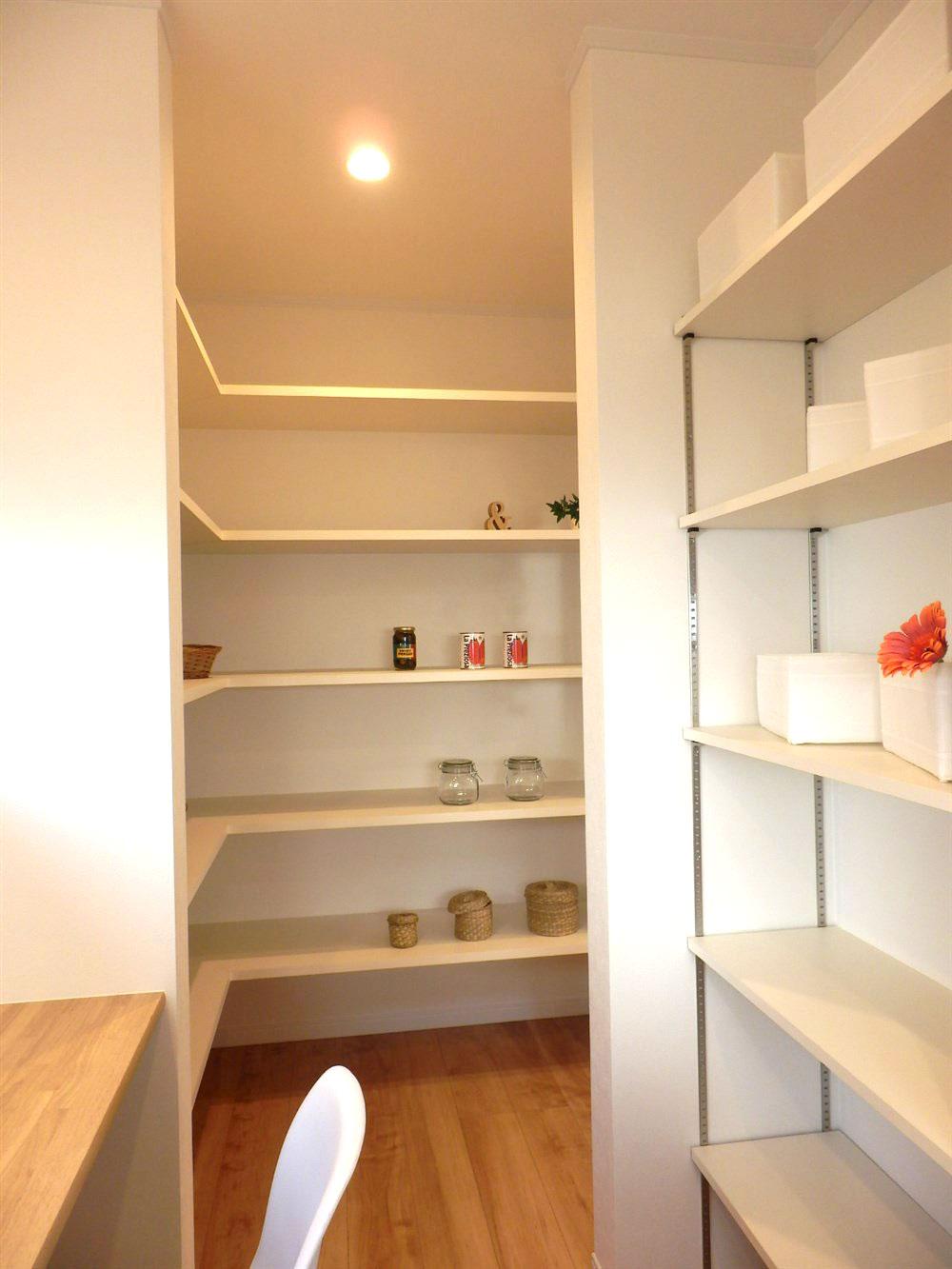 Receipt. Pantry followed from the study corner is a large capacity storage of floor-to-ceiling. Since the window also was installed in the lighting, You name in the space, such as if it were the room.