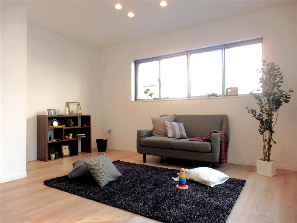 Living. Two large windows in the living. While the window of the back of the sofa captures the light, Also how to use, such as the counters that you can also decorate a small.