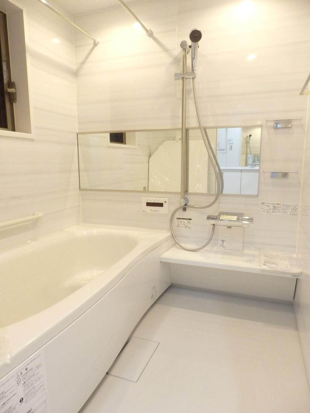 Bathroom. Bathroom heals tired of the day based on a clean white. Since the bathtub also can stretch the legs, Guests can relax comfortably.