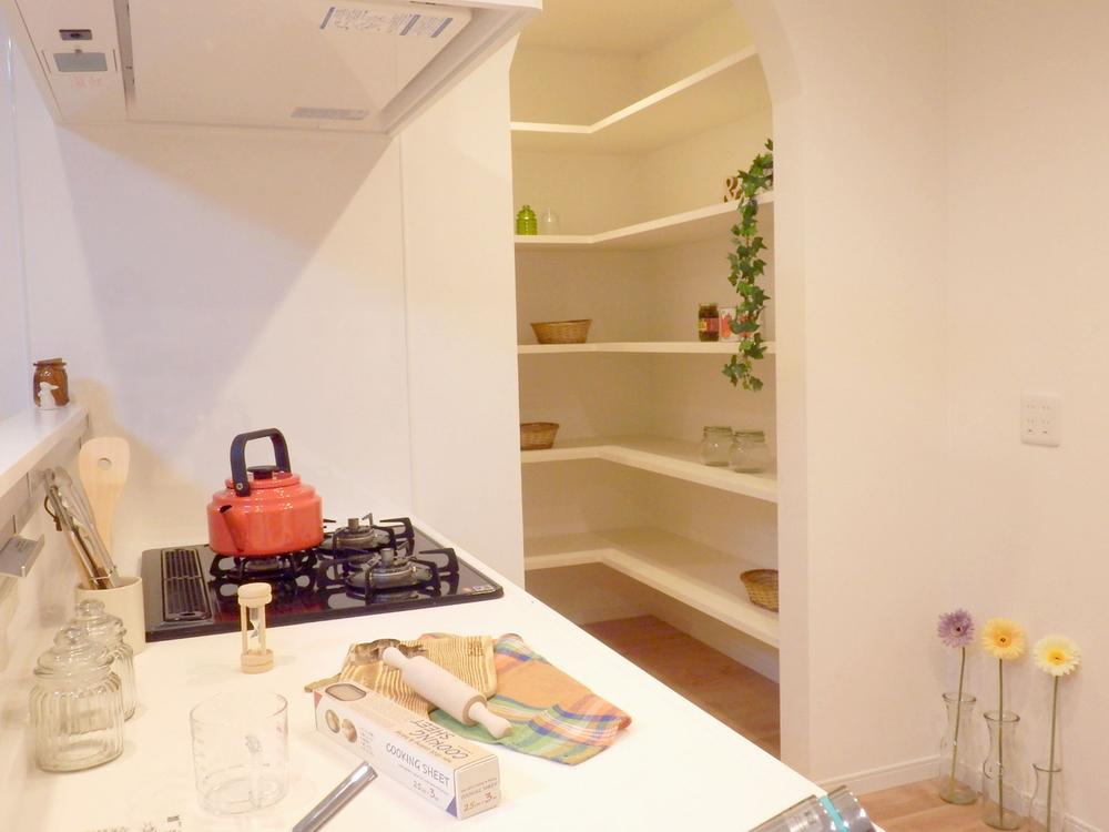 Kitchen. The kitchen is the standard adopted Panasonic. In conjunction with the model house of the image they are also unified in friendly woodgrain side. The back of the kitchen, Unique structure there is a large pantry and a study corner.