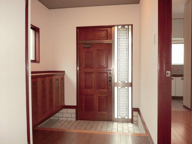 Entrance. Local (08 May 2013) Shooting