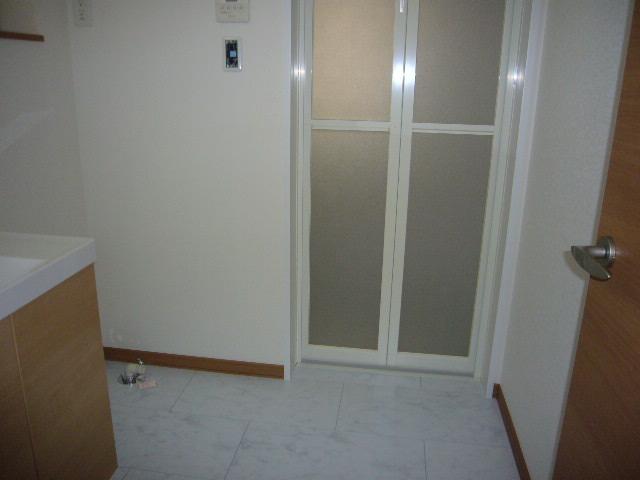 Wash basin, toilet. Spacious basin space