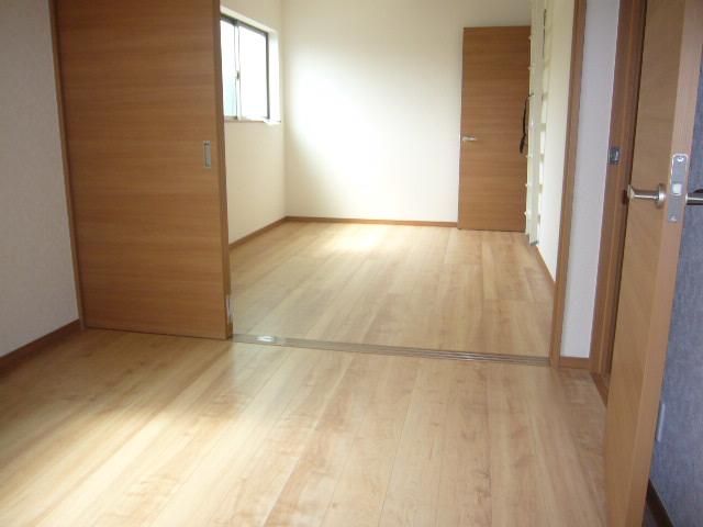 Non-living room. The spacious Western-style and opened a movable door