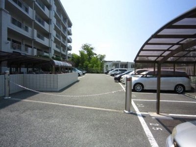 Parking lot. It is a site in the chain gate with parking.