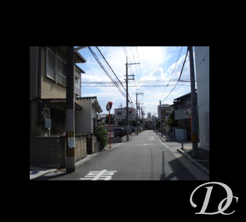 Local photos, including front road. Front road width 7 meters