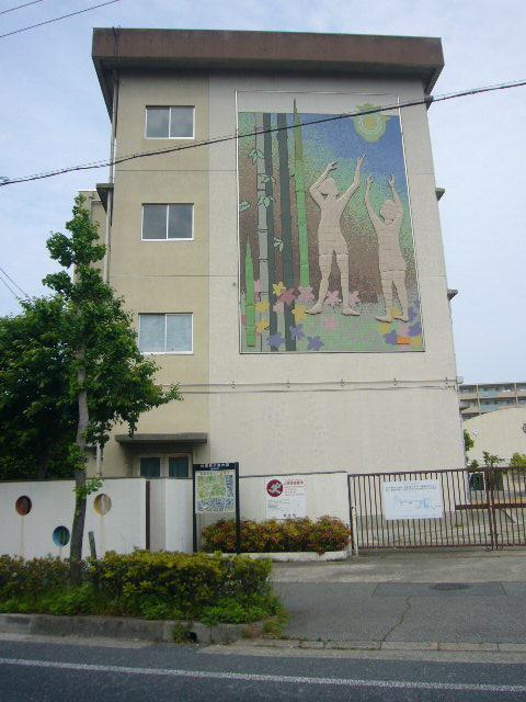 Primary school. 800m to Dongfeng stand elementary school