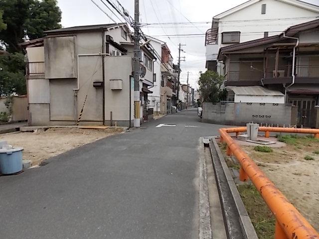 Local photos, including front road. North-South double-sided road