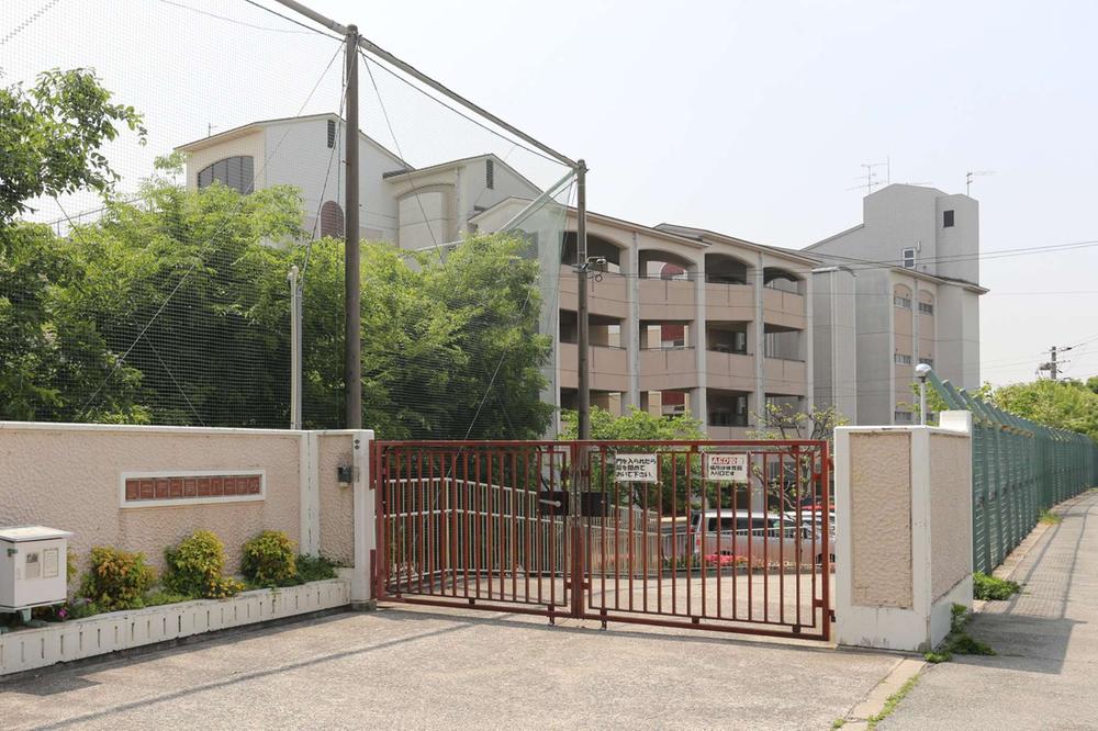 Junior high school. Toyonaka 1150m to stand eighteenth junior high school