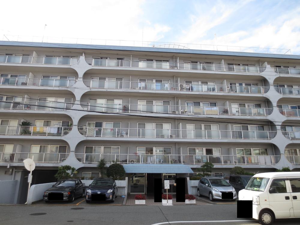 Local appearance photo. Of the total number of units 160 units is a large-scale apartment RC structure six-storey.