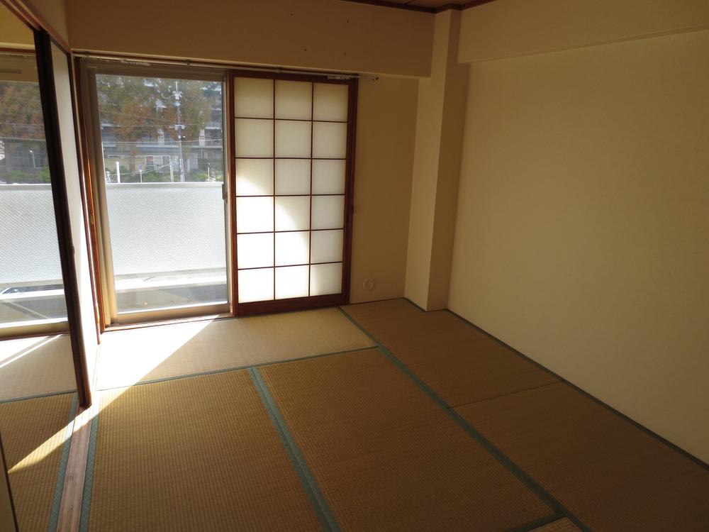 Non-living room. Day is good in the room. Japanese-style portion from the living room