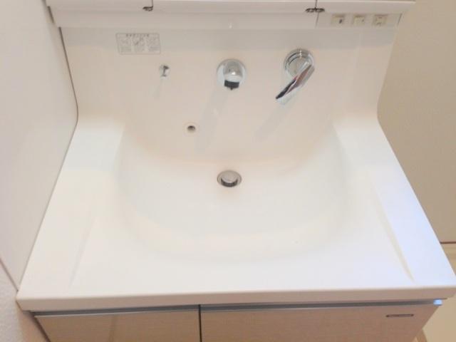 Wash basin, toilet. Recently is the faucet integrated washbasin of fashion.