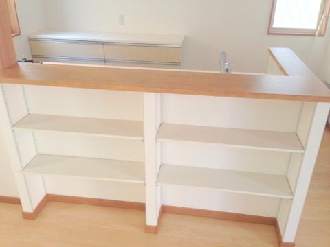 Kitchen. Storage space on the opposite side of the face-to-face kitchen. It can be used to organize, such as cookbooks.
