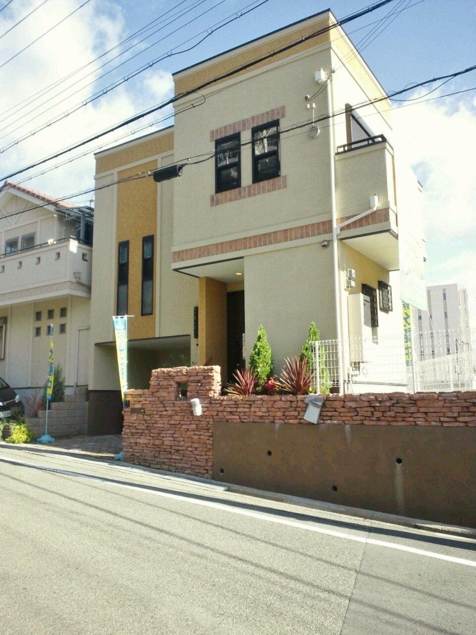 Local photos, including front road. Front road spacious, Day is also a good corner lot.