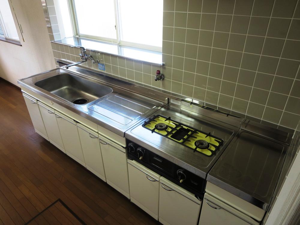 Kitchen. 2 lot gas stoves