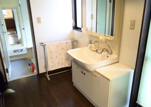 Wash basin, toilet. Indoor (10 May 2013) Shooting