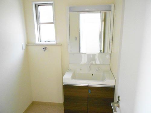 Wash basin, toilet. Basin undressing