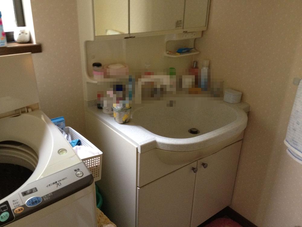 Wash basin, toilet. Indoor (10 May 2013) Shooting