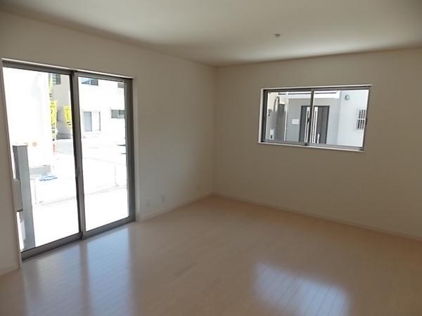 Same specifications photos (living). Spacious moments of family reunion in space