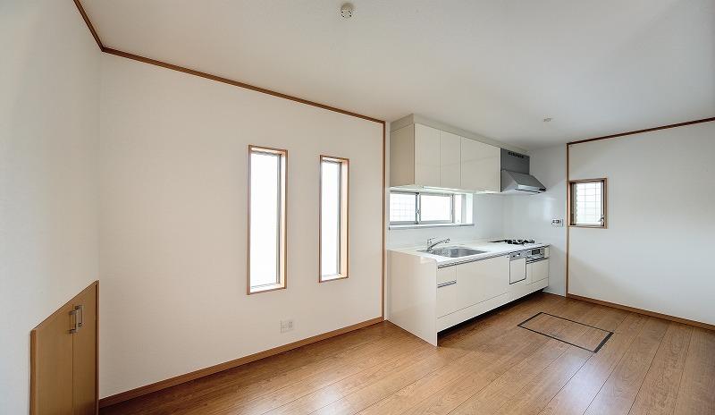 Model house photo. LDK can feel the signs of any time the family in the living room stairs. Since the open kitchen-style, More widely open to the entire room. Natural with color of the floor is what furniture likely to match (No. 9 locations) model house