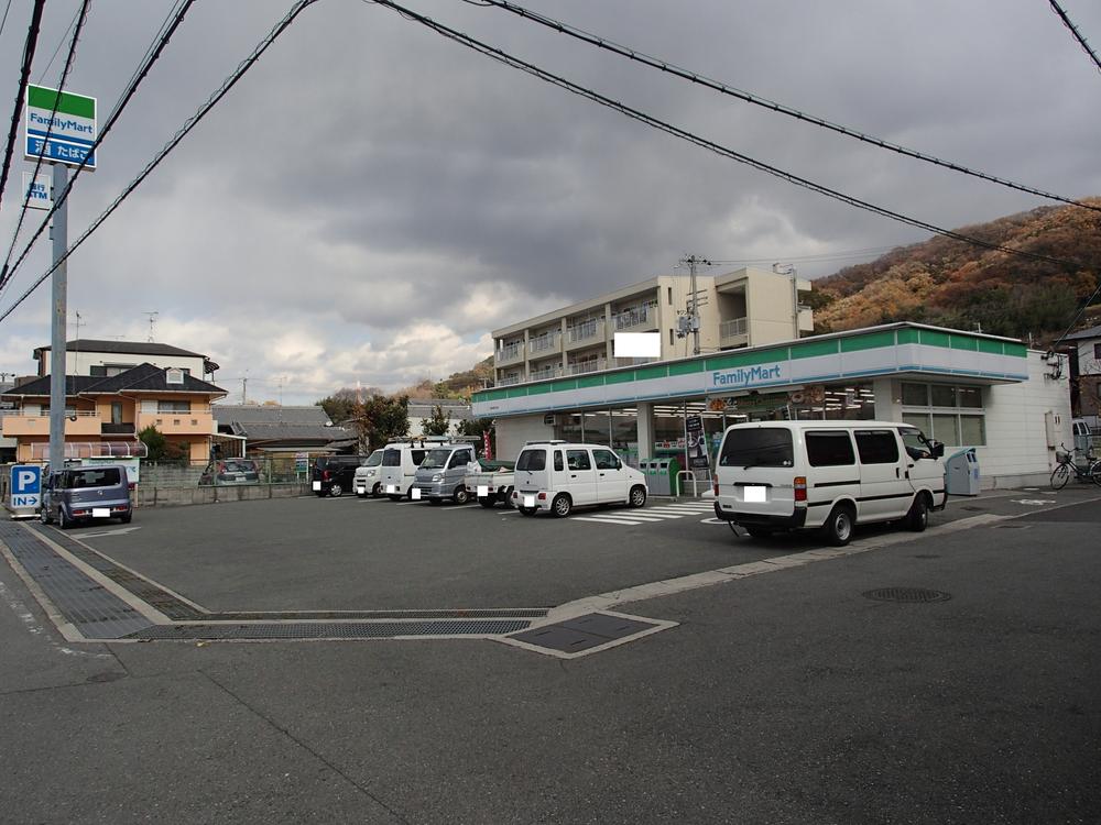 Convenience store. 306m to FamilyMart Yao Jinguji shop