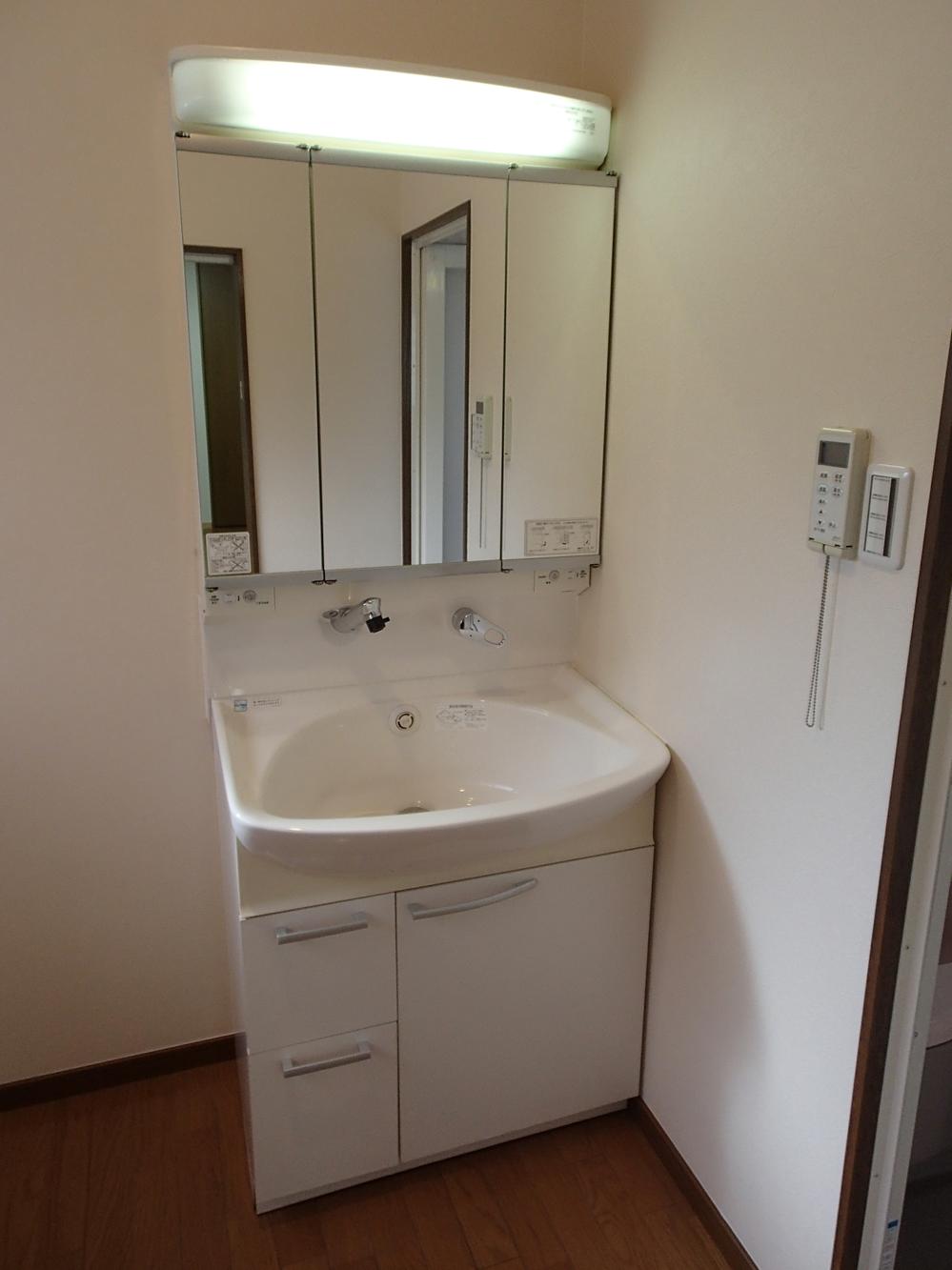 Wash basin, toilet. Indoor (12 May 2013) Shooting