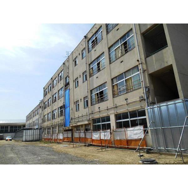 Junior high school. 923m until Yao Tatsuakebono River Junior High School
