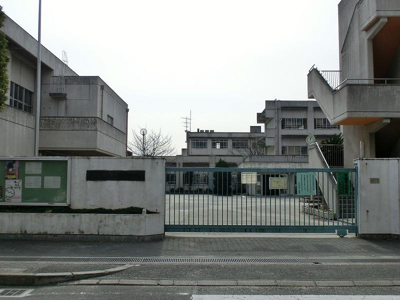 Junior high school. 1415m until Yao Municipal Shiki junior high school