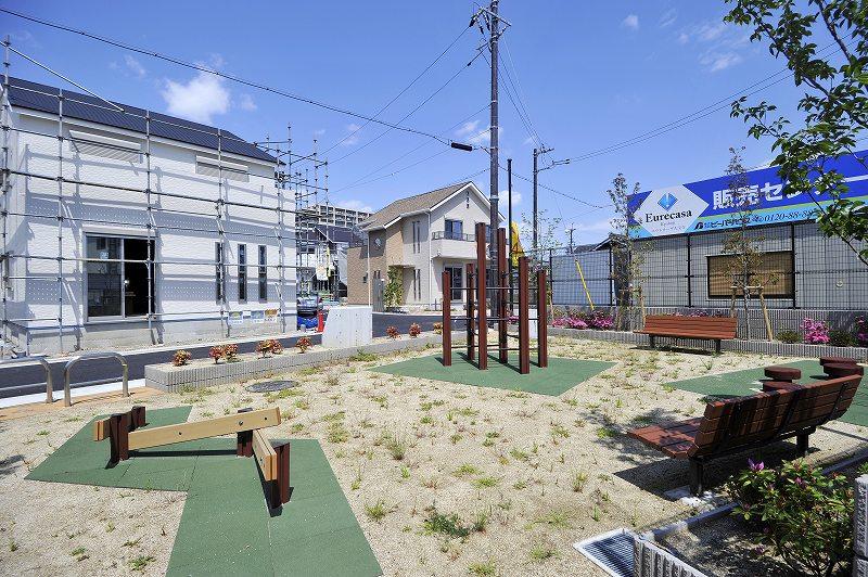 Other local. Convenient to go to easily take the children because there is a park on site. Since the children living in your neighborhood gather, Also it increases also easy communication to make friends.