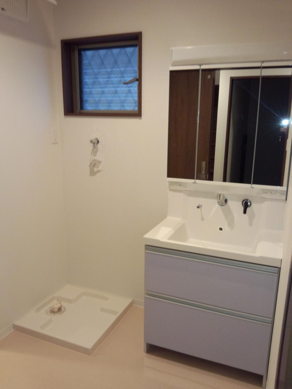 Wash basin, toilet. Indoor (11 May 2013) Shooting