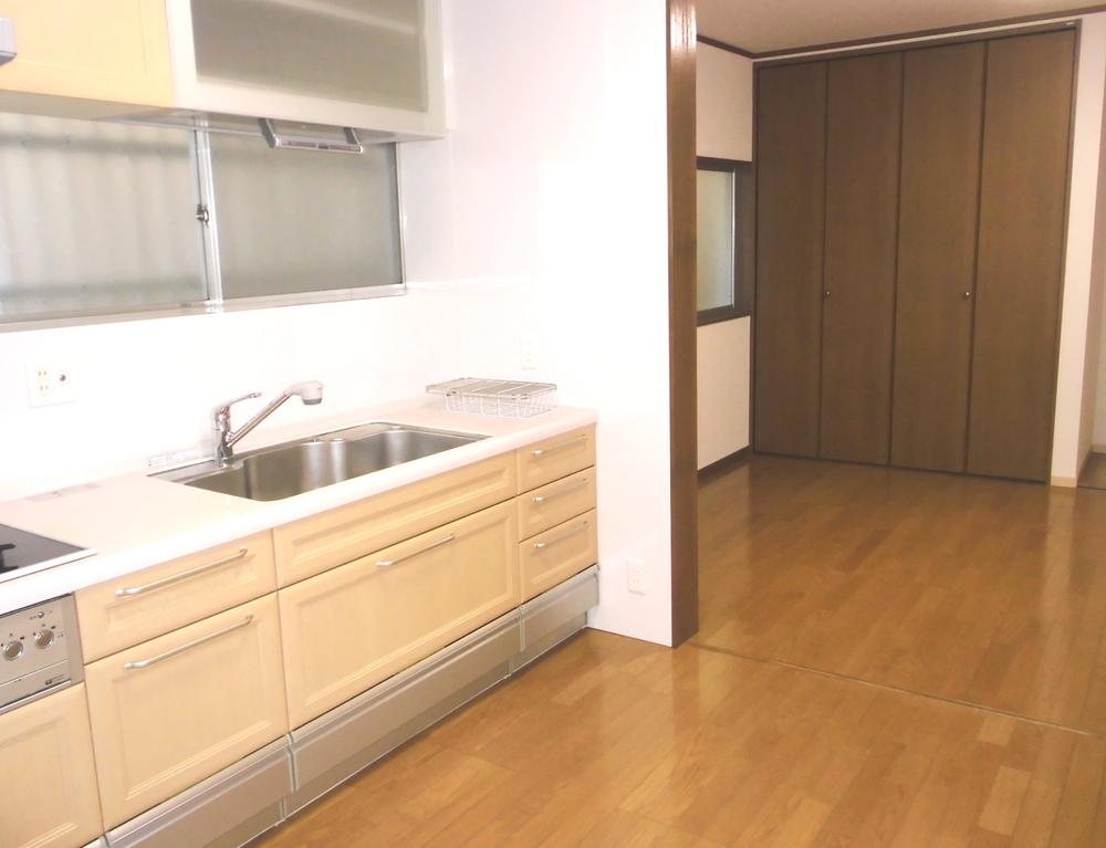 Living. ☆ Convenience There Living storage!