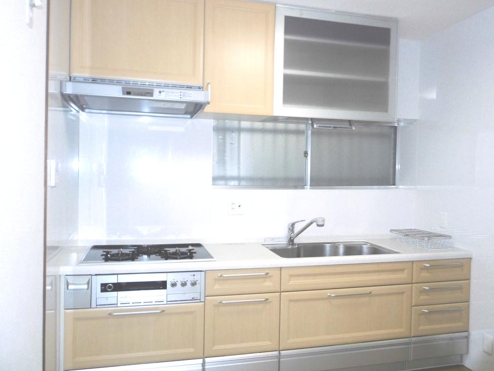 Kitchen. ☆ System kitchen storage plenty ☆ With electric down Wall