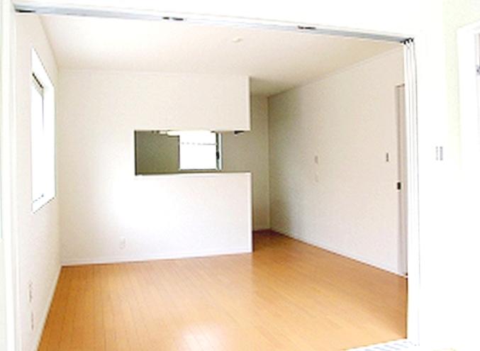 Living.  ☆ Face-to-face kitchen