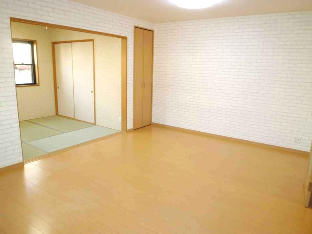 Living. ◇ spacious living room followed by Japanese-style room!