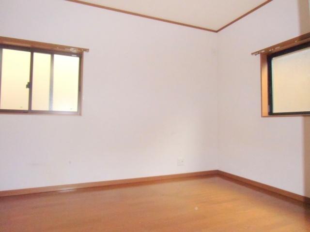Non-living room. There are all rooms quires 6