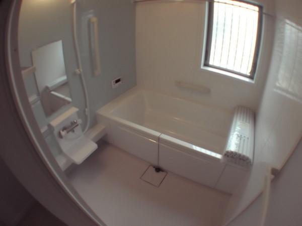 Bathroom. Spacious bathroom that can be bathing with children