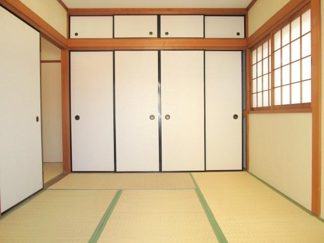 Non-living room. It is calm Japanese-style room