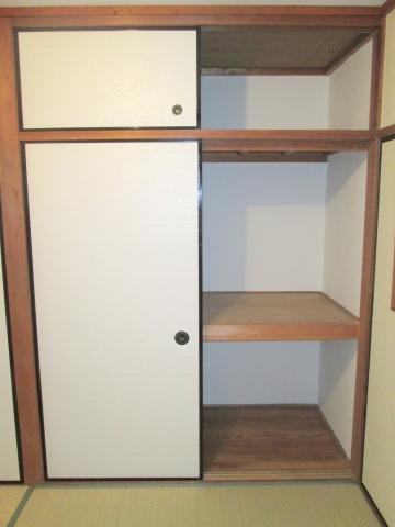 Receipt. Is a Japanese-style room of storage