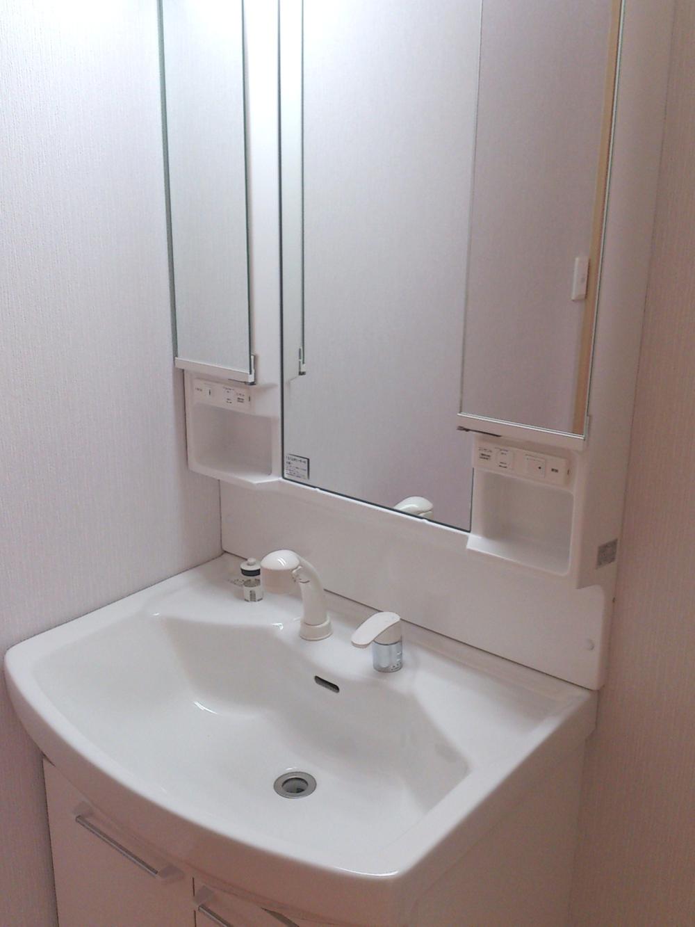 Wash basin, toilet. Same specifications Wash basin