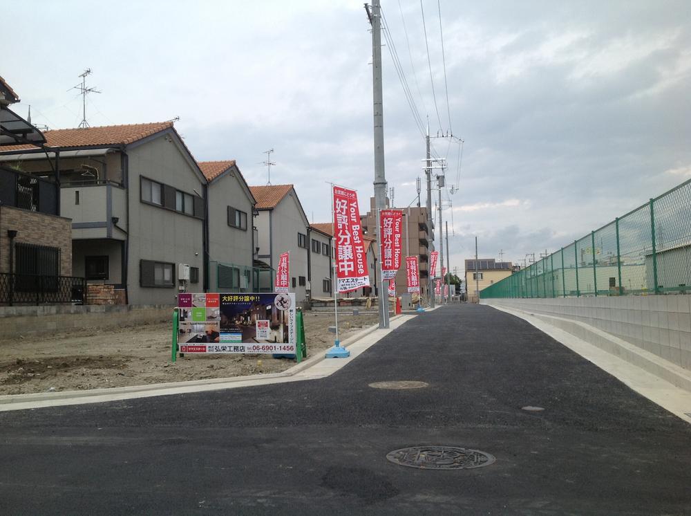 Local appearance photo. You can spend a pleasant morning time in the morning sun coming through the east side.  [Local photos, including the entire road]