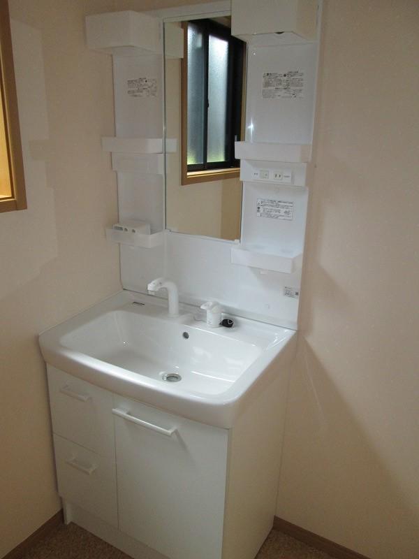 Wash basin, toilet. Local (07 May 2013) Shooting